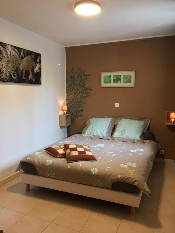 Les Chenes Chez Jo Et Aime Bed & Breakfast Regusse Exterior photo